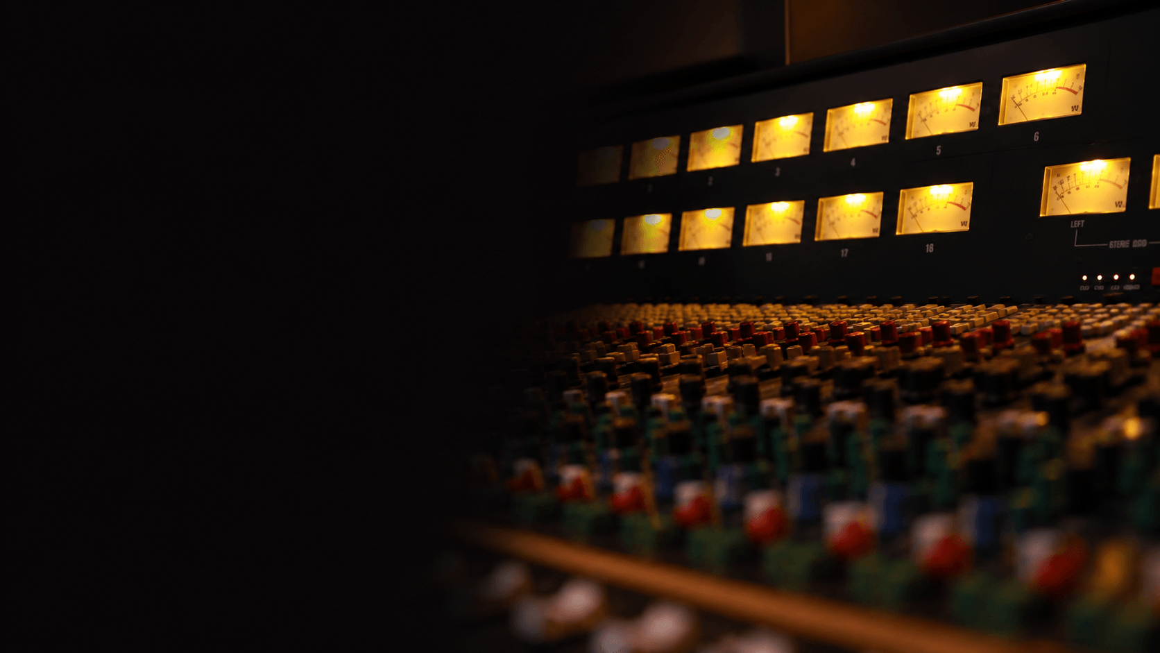 Equipamentos profissionais de processamento de áudio em rack