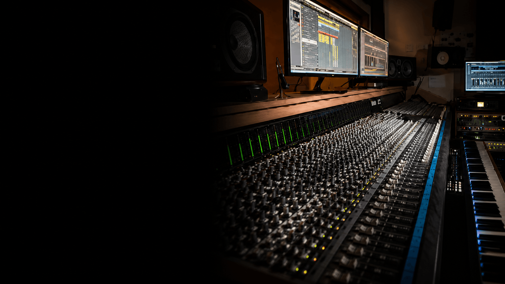 Detalhe de console profissional com medidores iluminados